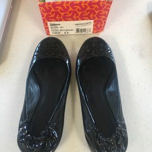 Tory burch black patent reva ballet shoes